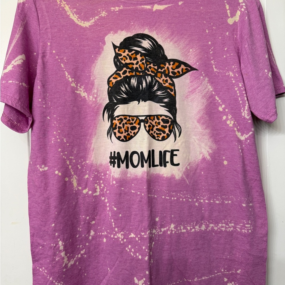 Women #MomLife Graphic T-Shirt - Purple